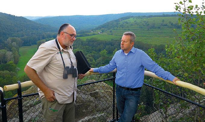 Ministr životního prostředí Richard Brabec a ředitel NP Podyjí Tomáš Rothröckl při slavnostním otevření vyhlídky Devět mlýnů s výhledem na Šobes