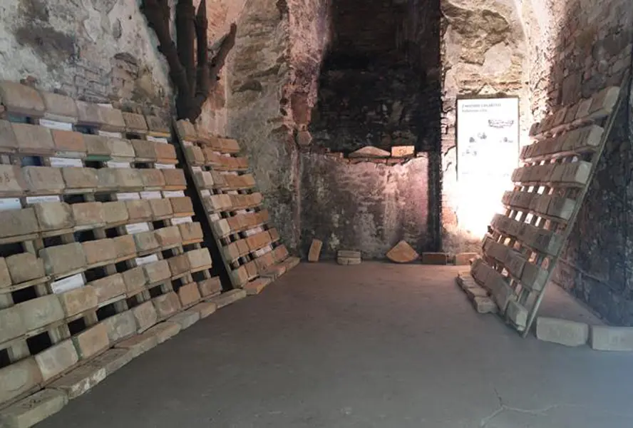Expozice Železná opona a výstava kolkovaných cihel
